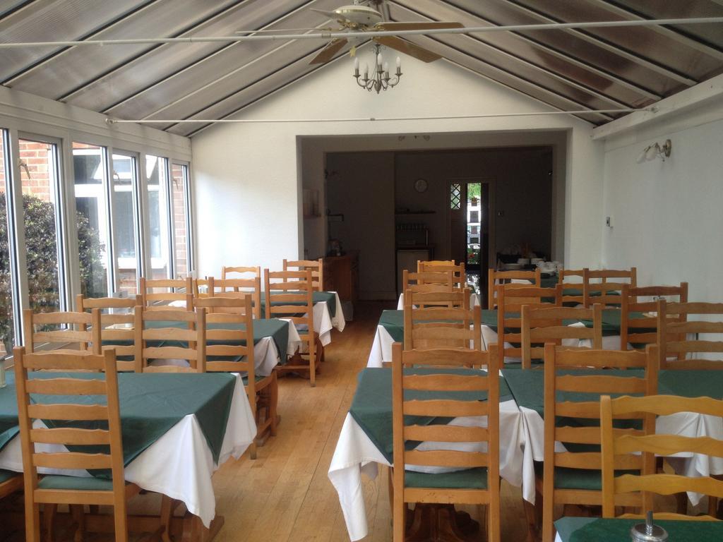 Gainsborough Lodge Horley Restoran gambar